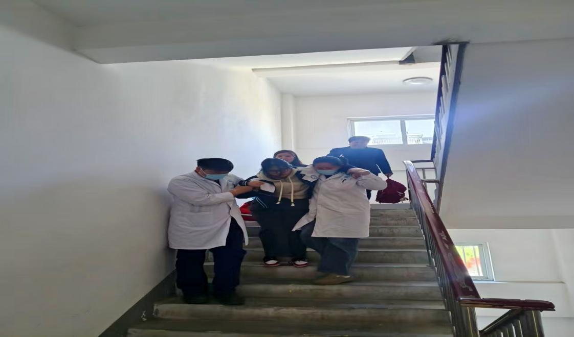 宿州二中项目部：物业暖心救助，守护学子平安