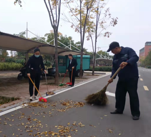 微笑在脸、服务在心