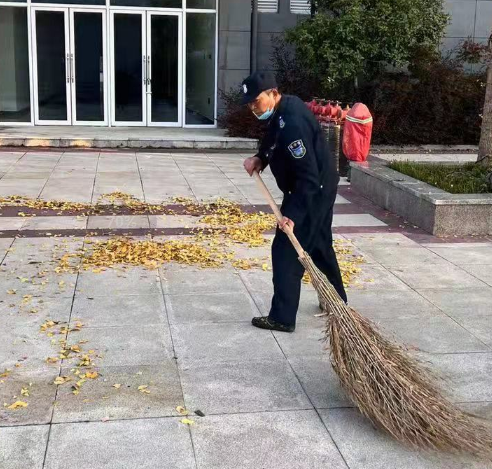 微笑在脸、服务在心