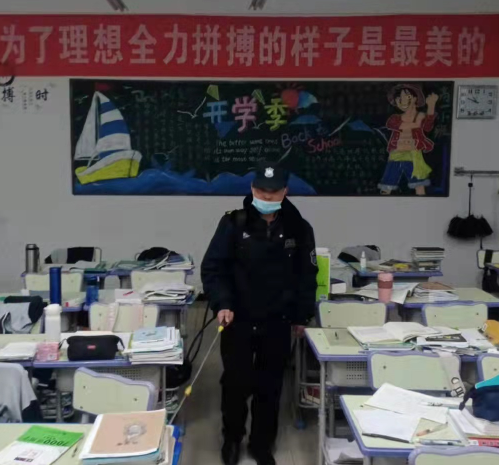 微笑在脸、服务在心
