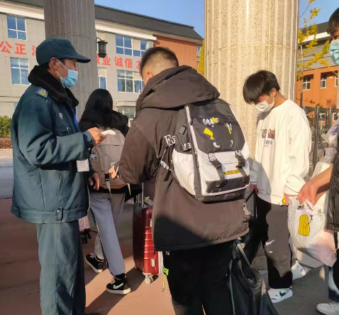 微笑在脸、服务在心