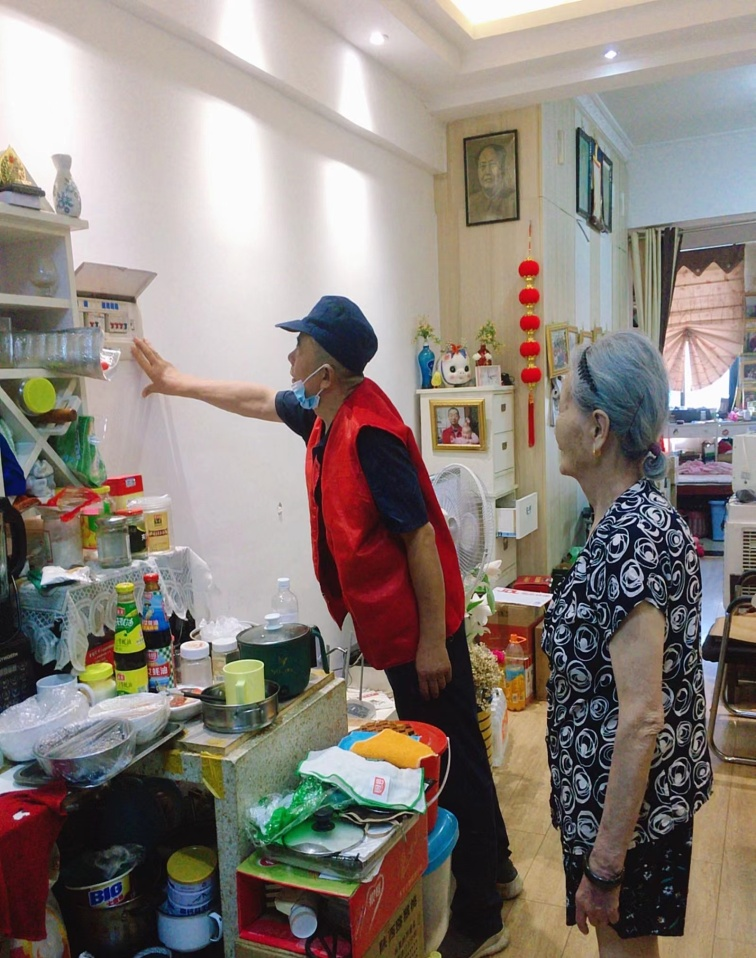 关爱特殊群体，排查安全隐患