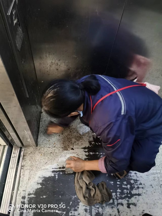 卓耕广场项目部开展电梯大扫除专项行动