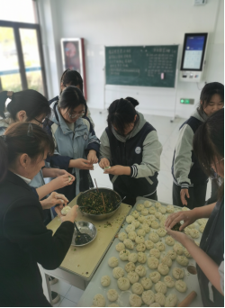 挖荠菜 品春味 迟日江山丽，春风花草香
