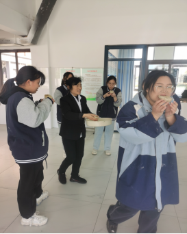 挖荠菜 品春味 迟日江山丽，春风花草香
