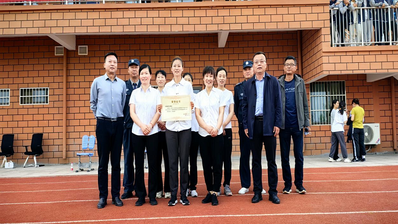 雪枫中学项目部以校为家，共同参与校运动会
