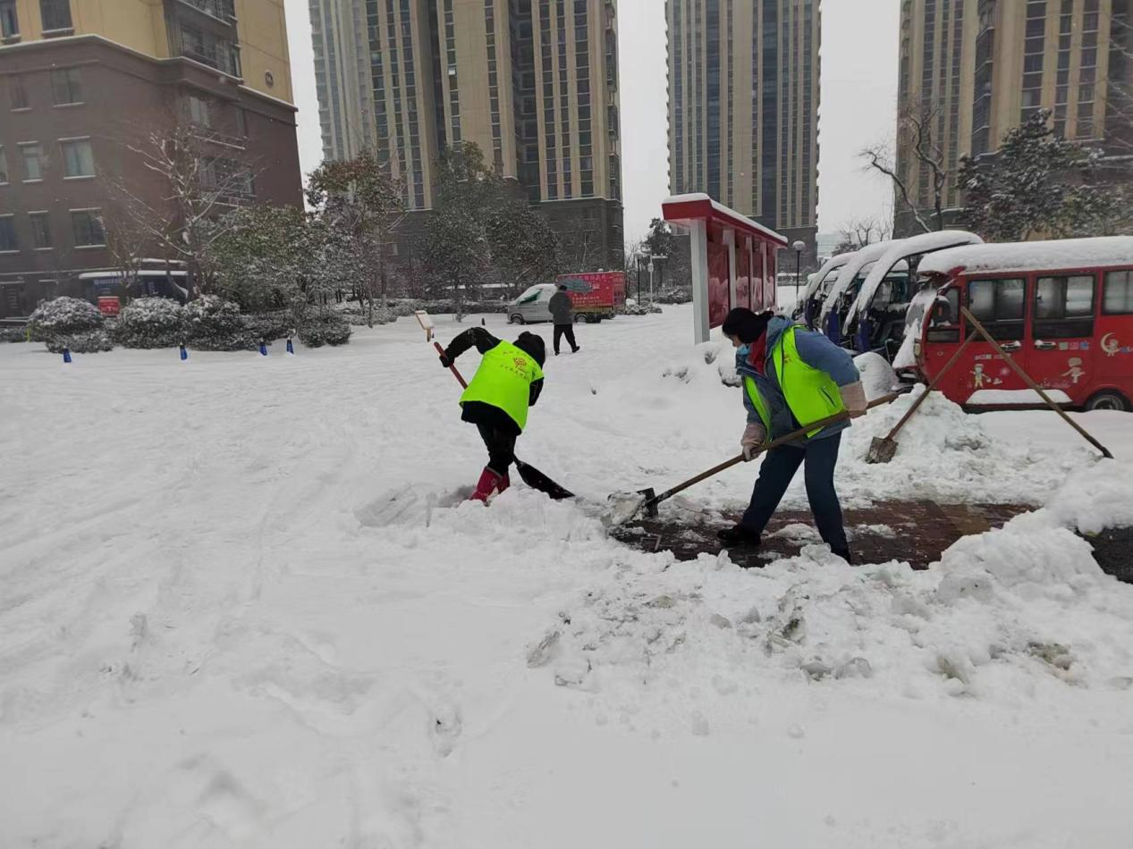 最美不过下雪天，温暖不过物业人