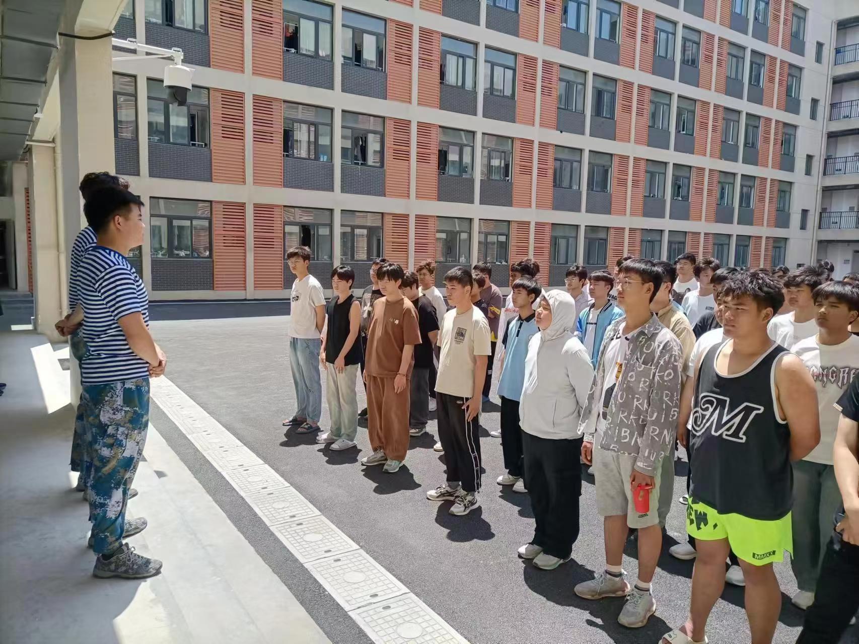 汗洒绿荫献真情，心系学子绘美景 ——安徽邦和物业宿州应用技术学校项目部
