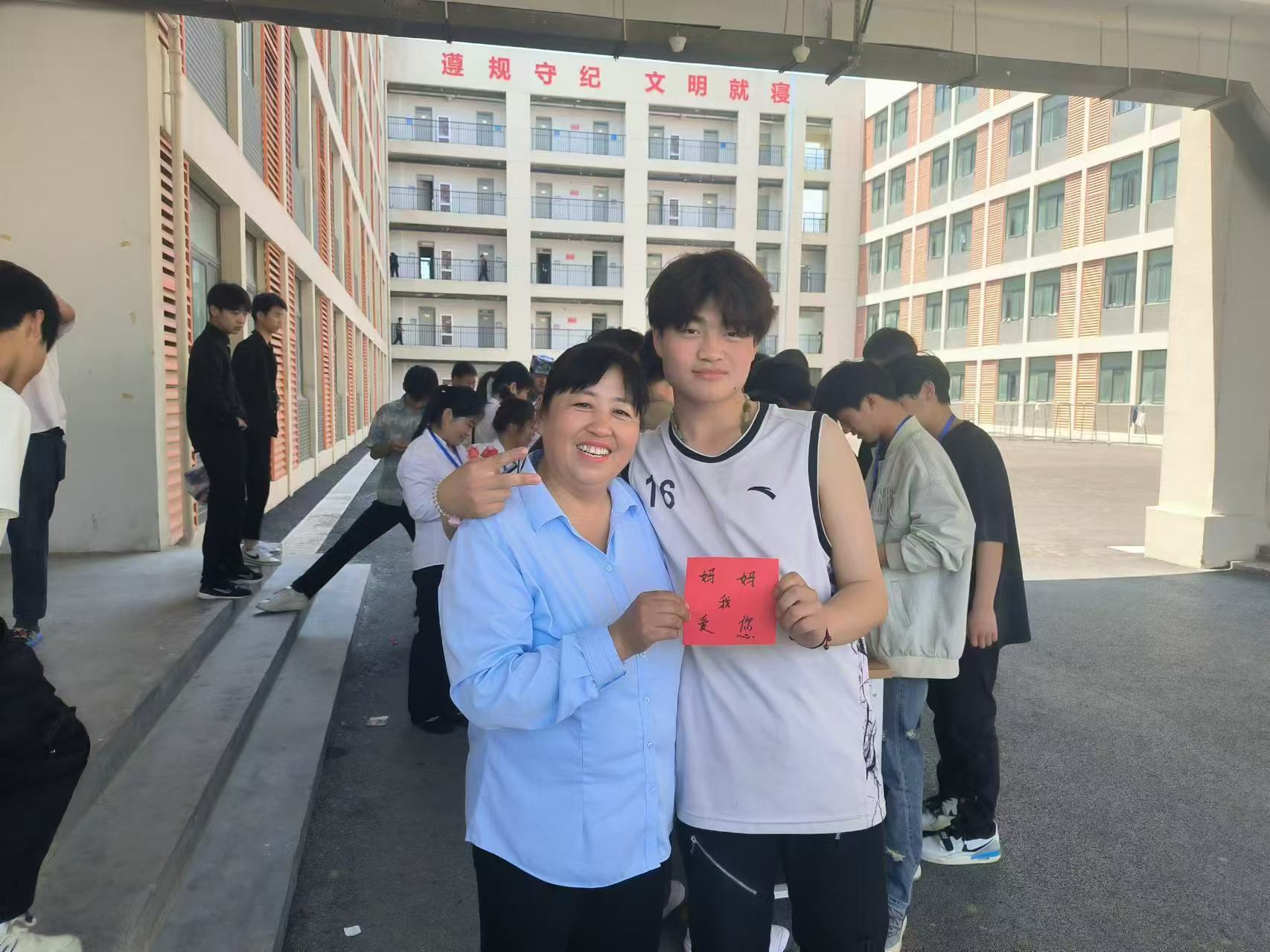 汗洒绿荫献真情，心系学子绘美景 ——安徽邦和物业宿州应用技术学校项目部