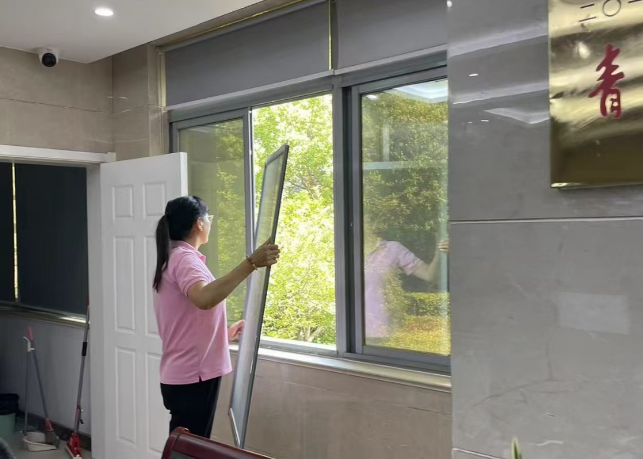 “清洗纱窗，炎炎夏日送清凉