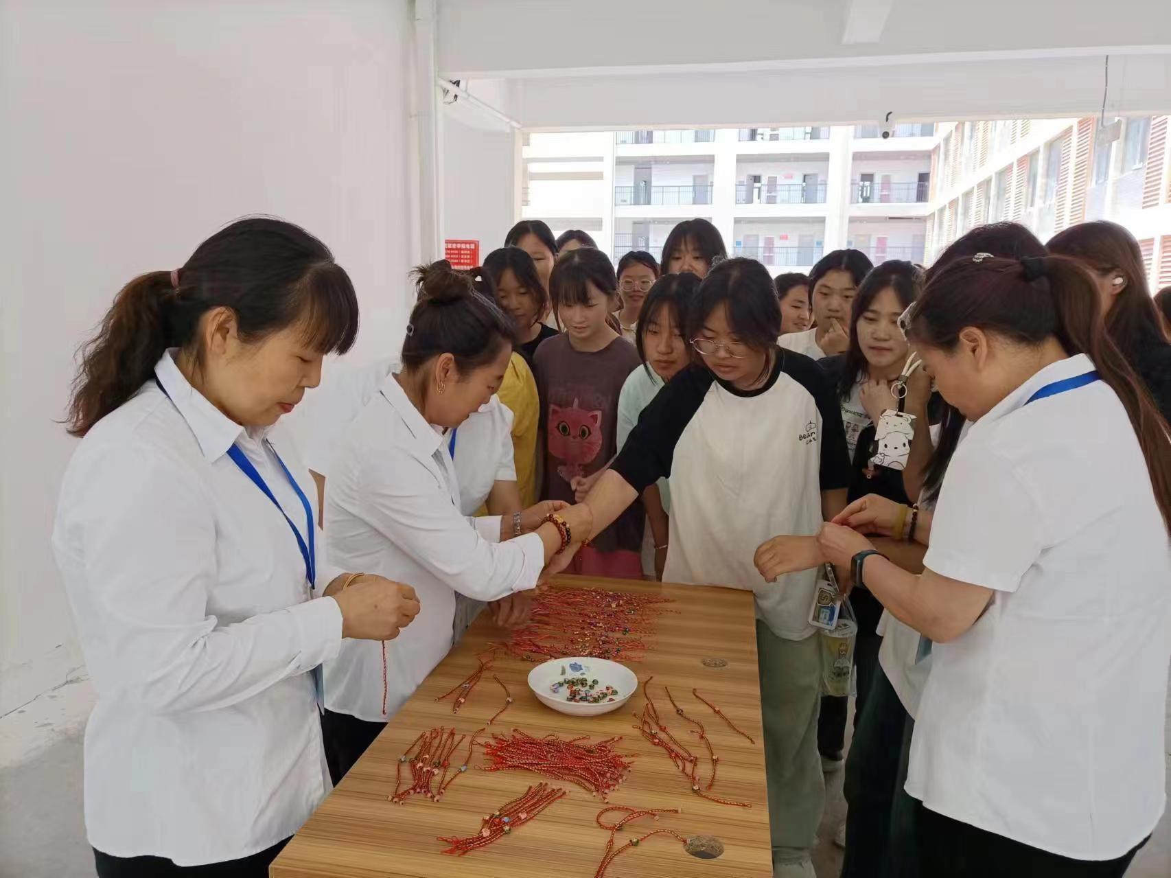 端午佳节情更浓，五彩手绳传温情——宿州应用技术学校项目部共筑宿舍文化新篇章