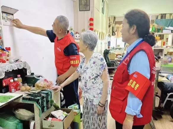 关爱特殊群体，排查安全隐患 -----安徽邦和物业同盛广场项目开展学雷锋志愿服务活动