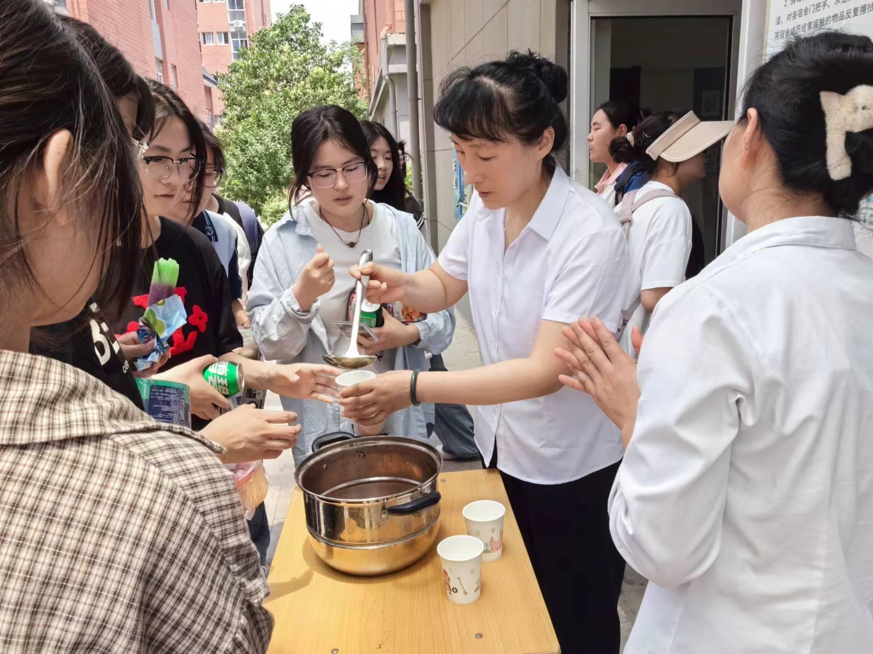 酷热夏日展温情，绿豆西瓜润学子