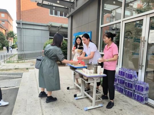 酷热夏日展温情，绿豆西瓜润学子