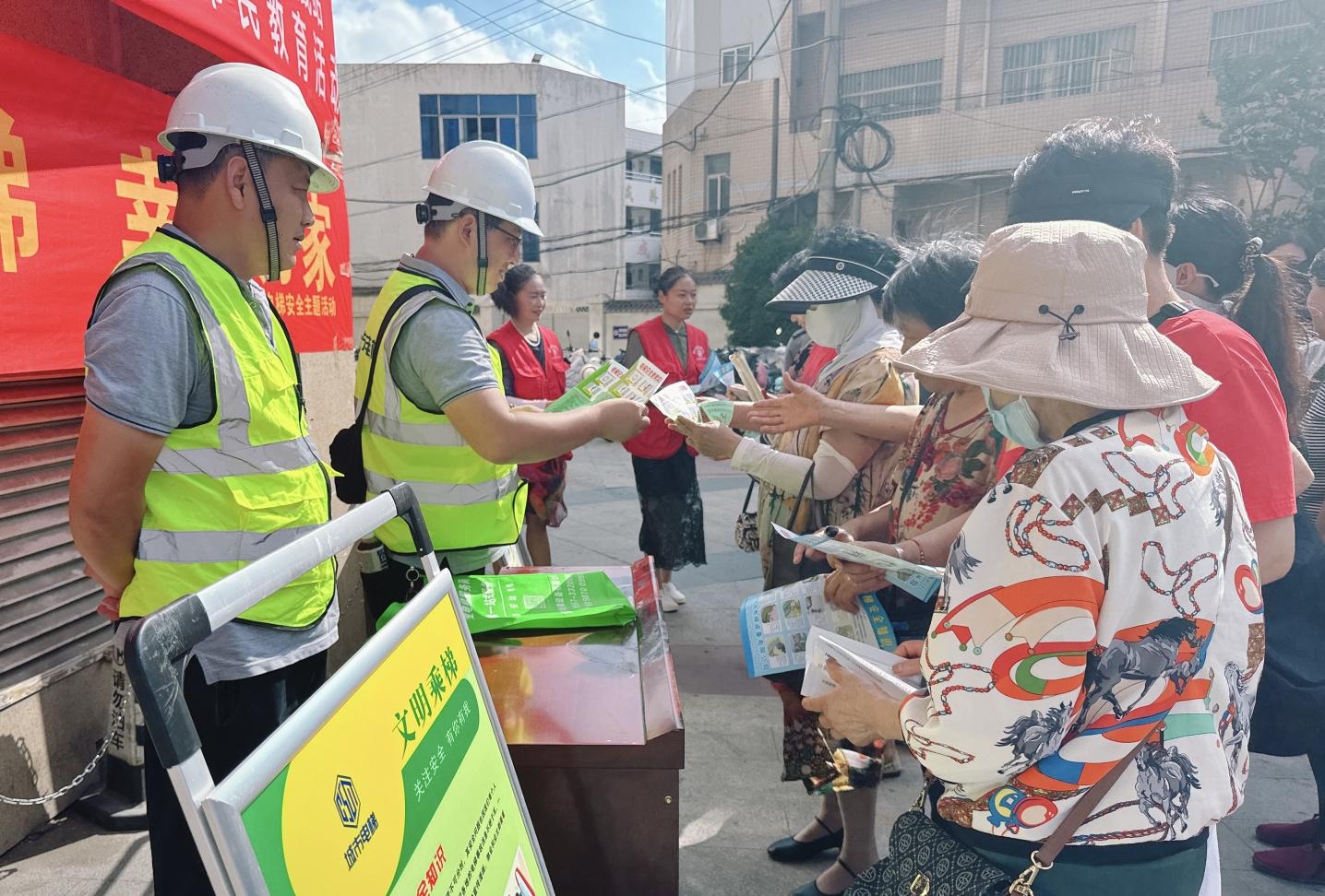 安全乘梯 幸福万家 -----同盛广场项目开展电梯安全主题活动