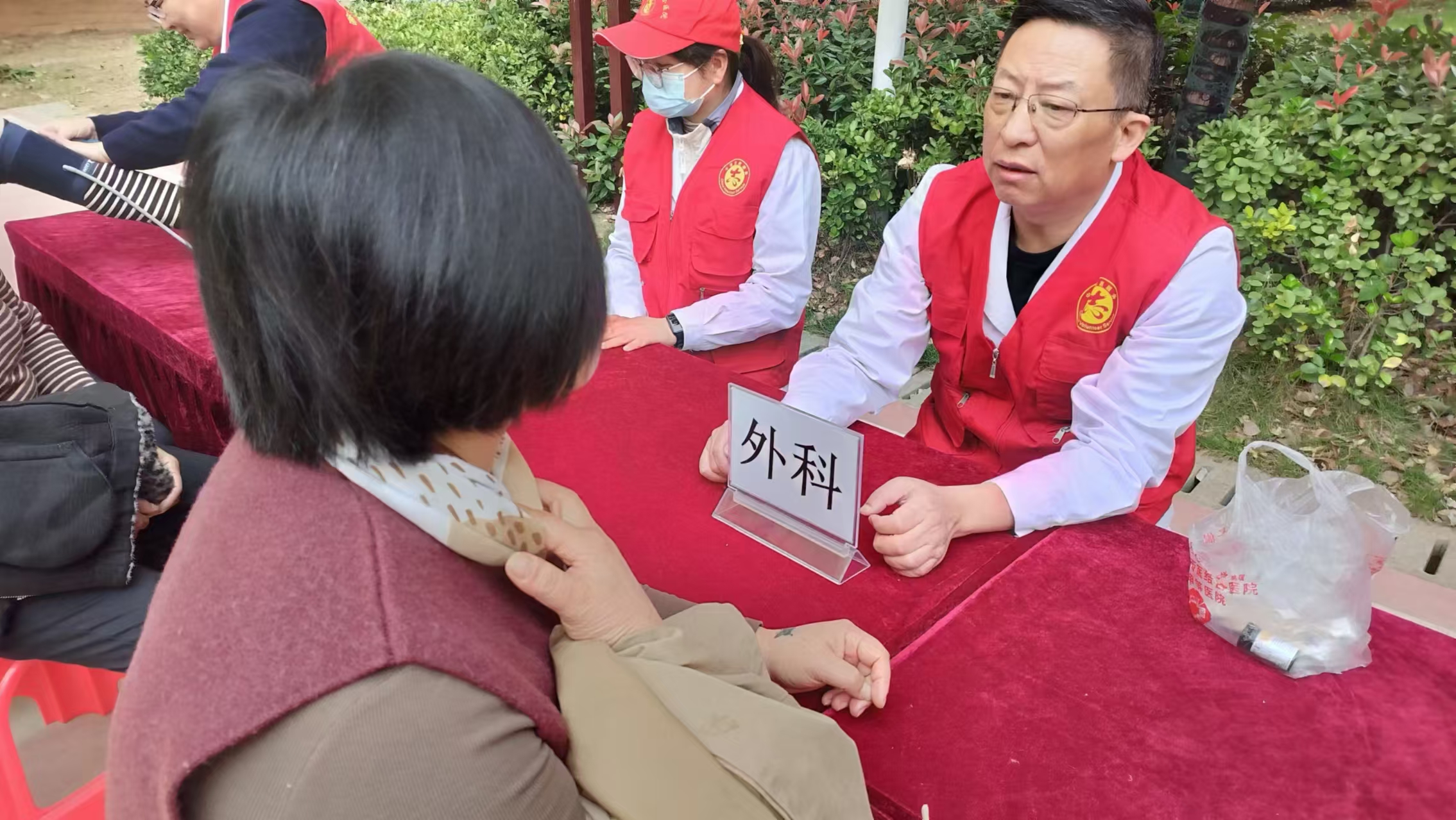 情暖社区，健康同行 —— 易景凯旋城项目部“医心向党 健康为民”义诊活动圆满举行