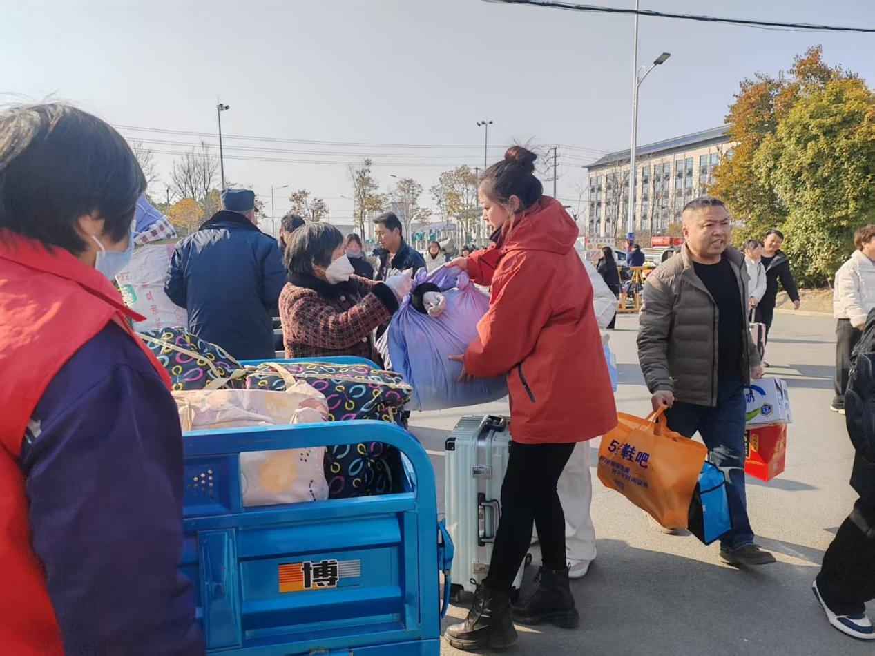 温暖护航：校园里的贴心守护——雪枫中学项目部助力开学季