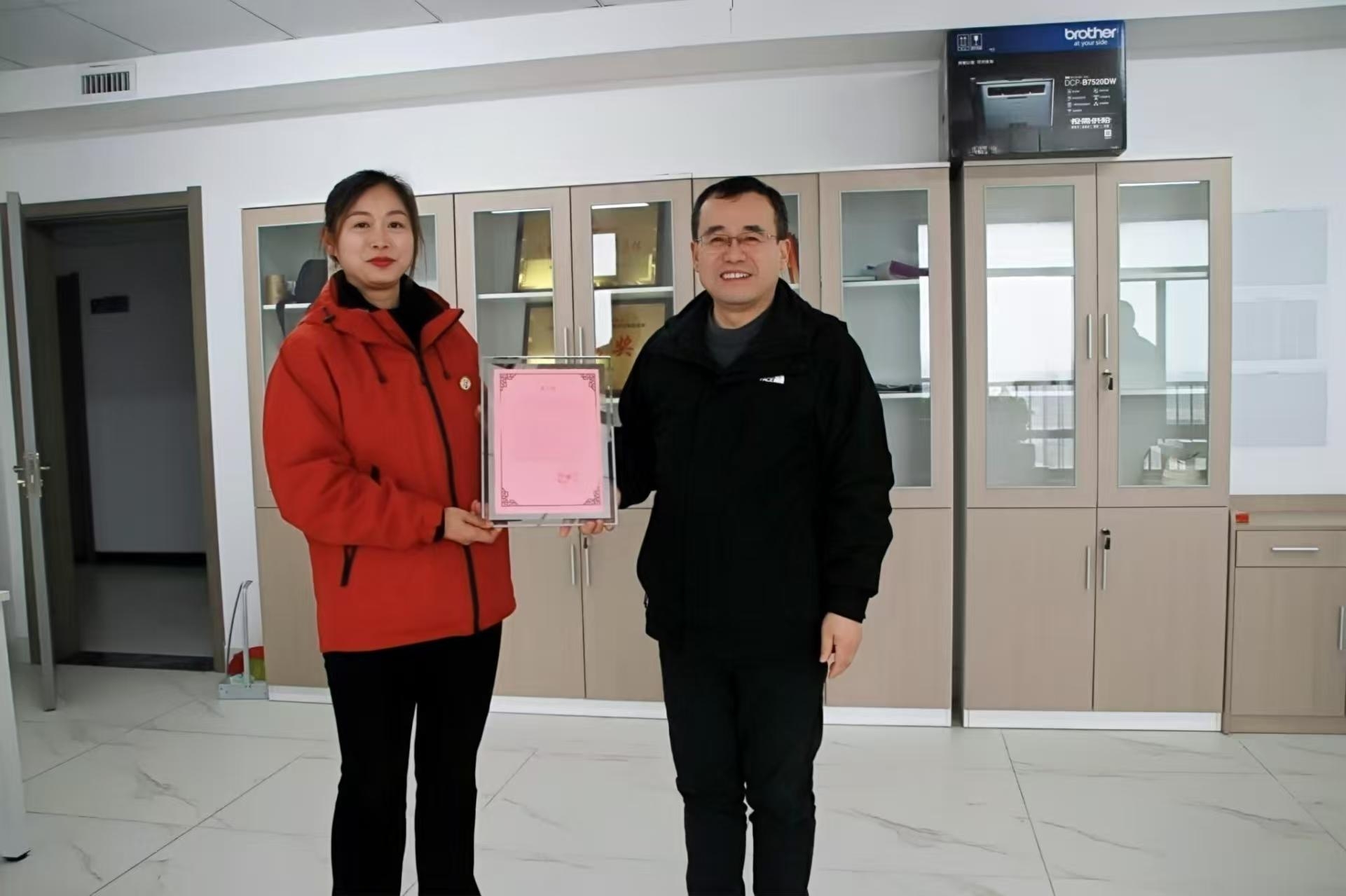 拾金不昧展风采,诚信为本扬美德
