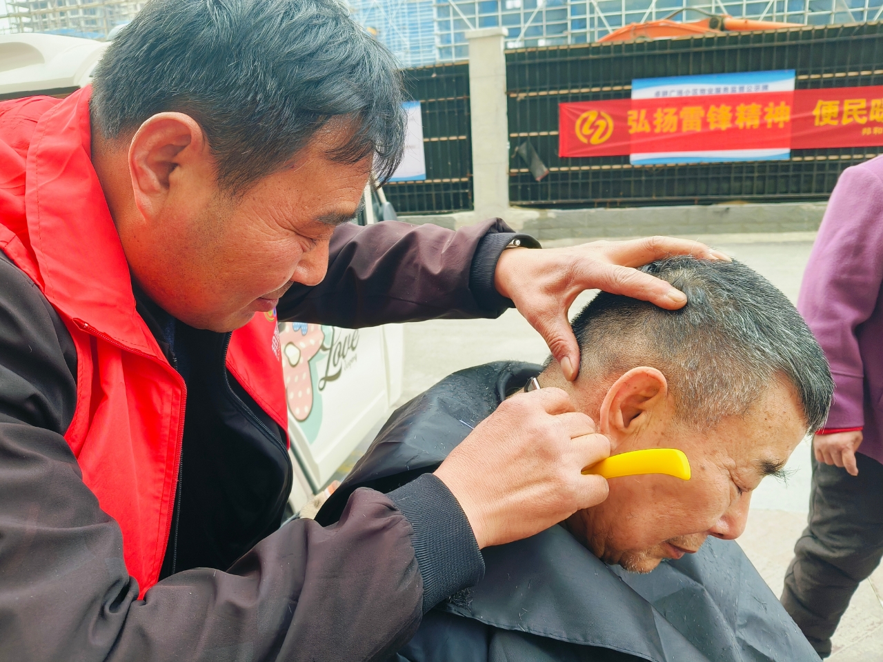 为爱洗尘，焕然一新——卓耕广场项目部学雷锋活动