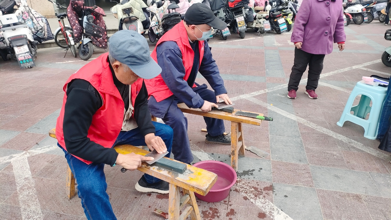 为爱洗尘，焕然一新——卓耕广场项目部学雷锋活动