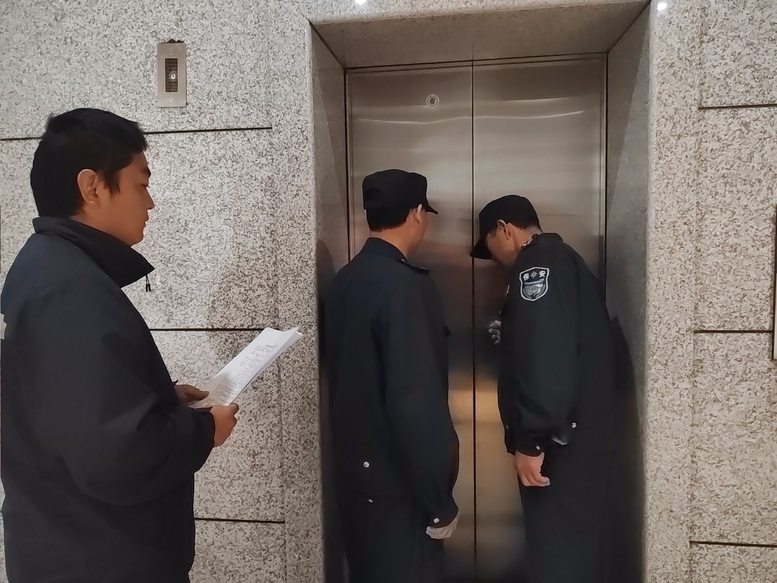 雪枫中学电梯演练：筑牢安全底线，守护师生乘梯之路
