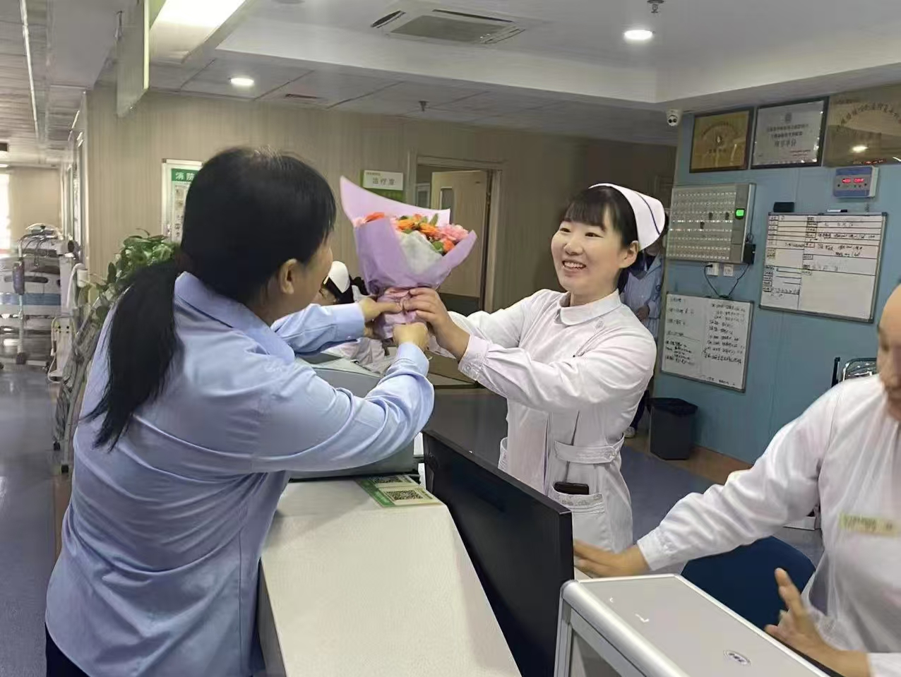 以爱之名，致敬白衣——邦和物业护士节暖心行动温情启幕