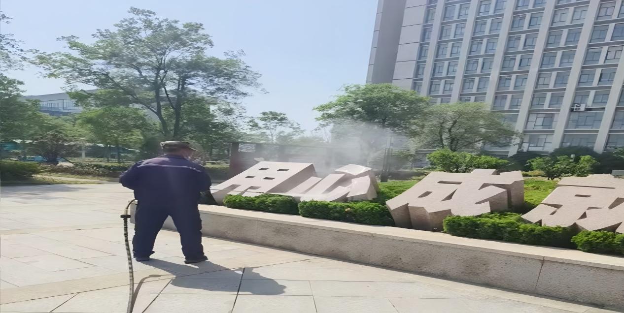 校园环境再提升！淮北工业学校项目部开展果皮箱、护栏及广告牌专项清洁行动 