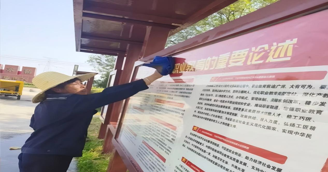 校园环境再提升！淮北工业学校项目部开展果皮箱、护栏及广告牌专项清洁行动 