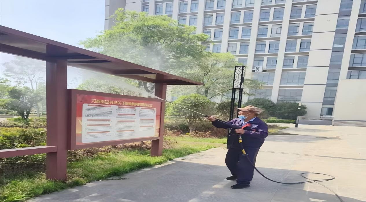 校园环境再提升！淮北工业学校项目部开展果皮箱、护栏及广告牌专项清洁行动 